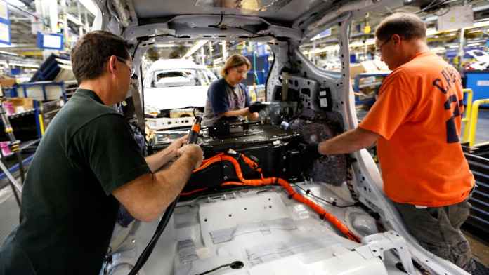 ABD istihdam artışı - çalışan işçiler araba montajı